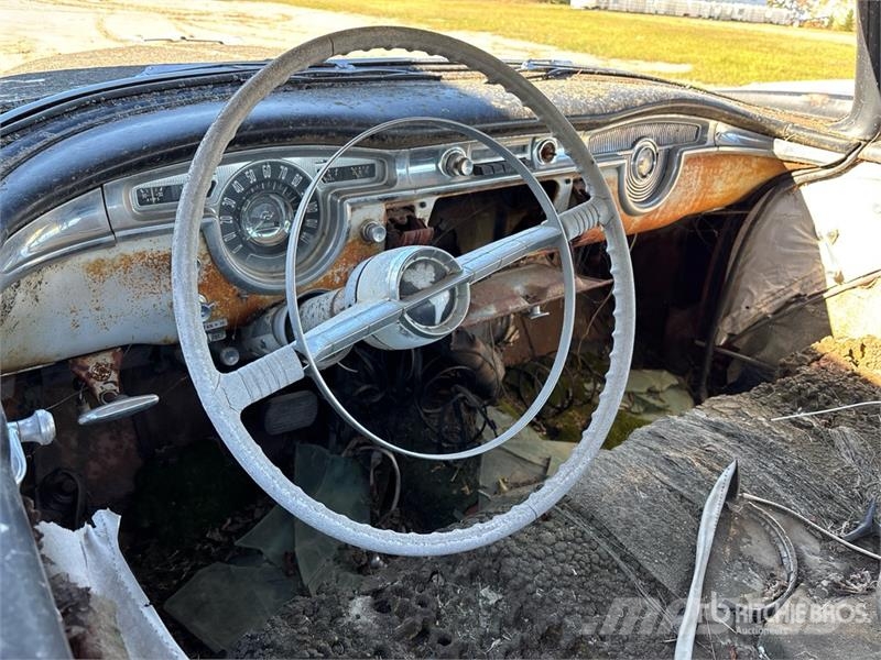  Oldsmobile Holiday Automobile (Inoperable) Auto's