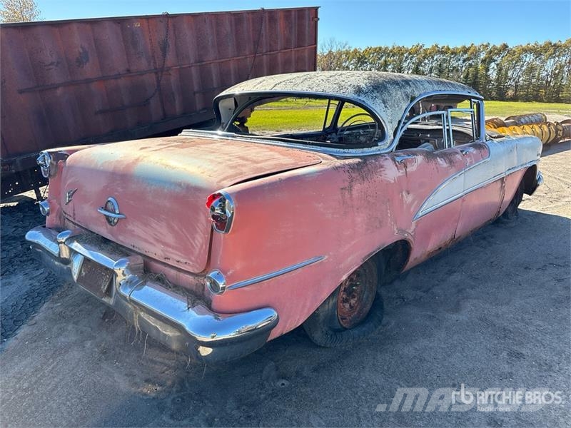  Oldsmobile Holiday Automobile (Inoperable) Auto's