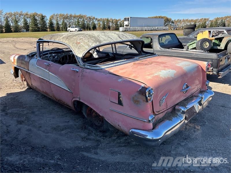  Oldsmobile Holiday Automobile (Inoperable) Auto's
