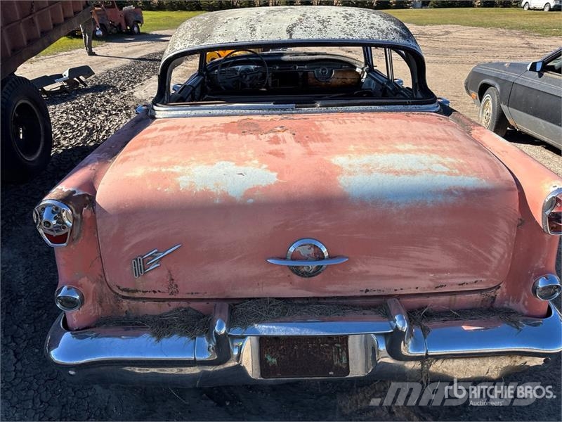  Oldsmobile Holiday Automobile (Inoperable) Auto's