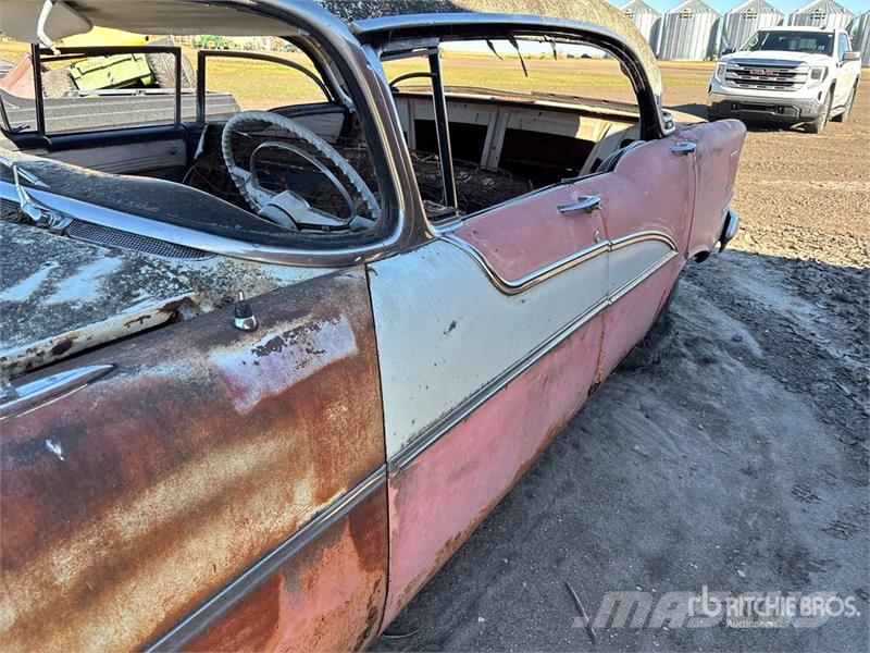  Oldsmobile Holiday Automobile (Inoperable) Auto's