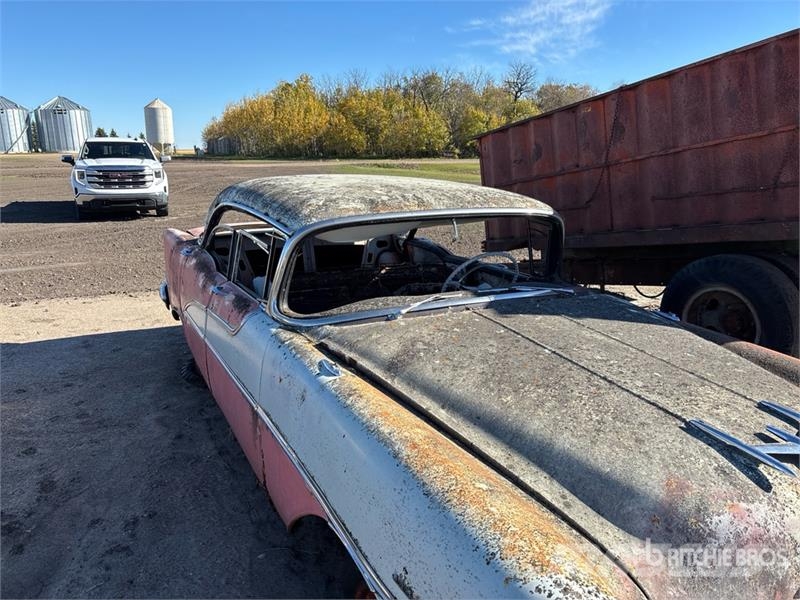  Oldsmobile Holiday Automobile (Inoperable) Auto's