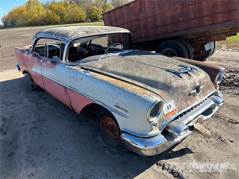  Oldsmobile Holiday Automobile (Inoperable) Auto's