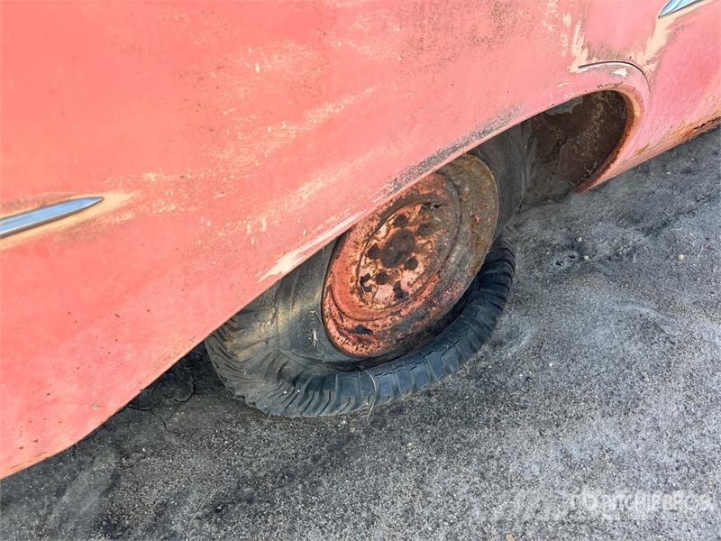  Oldsmobile Holiday Automobile (Inoperable) Auto's