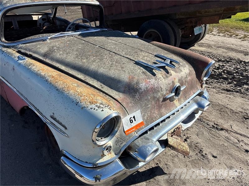  Oldsmobile Holiday Automobile (Inoperable) Auto's