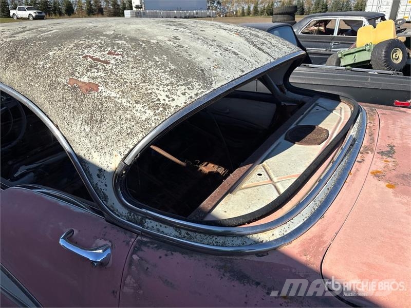  Oldsmobile Holiday Automobile (Inoperable) Auto's