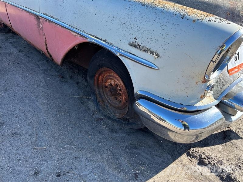  Oldsmobile Holiday Automobile (Inoperable) Auto's