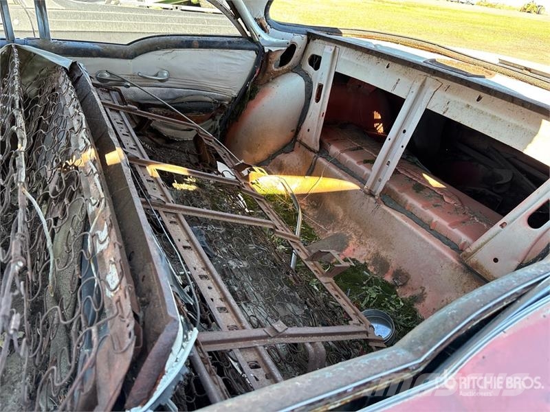  Oldsmobile Holiday Automobile (Inoperable) Auto's