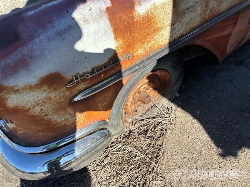  Oldsmobile Holiday Automobile (Inoperable) Auto's