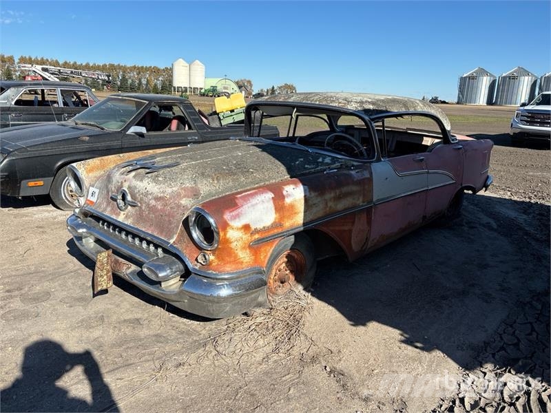  Oldsmobile Holiday Automobile (Inoperable) Auto's
