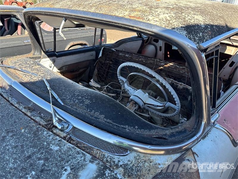  Oldsmobile Holiday Automobile (Inoperable) Auto's