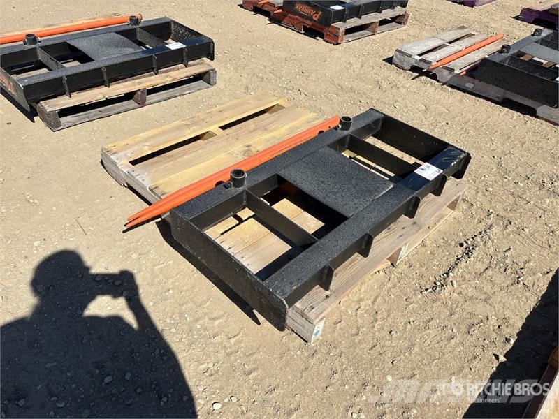 PABREAK GCC56 45 in Skid Steer Bale Spear (Unused) Drugi deli