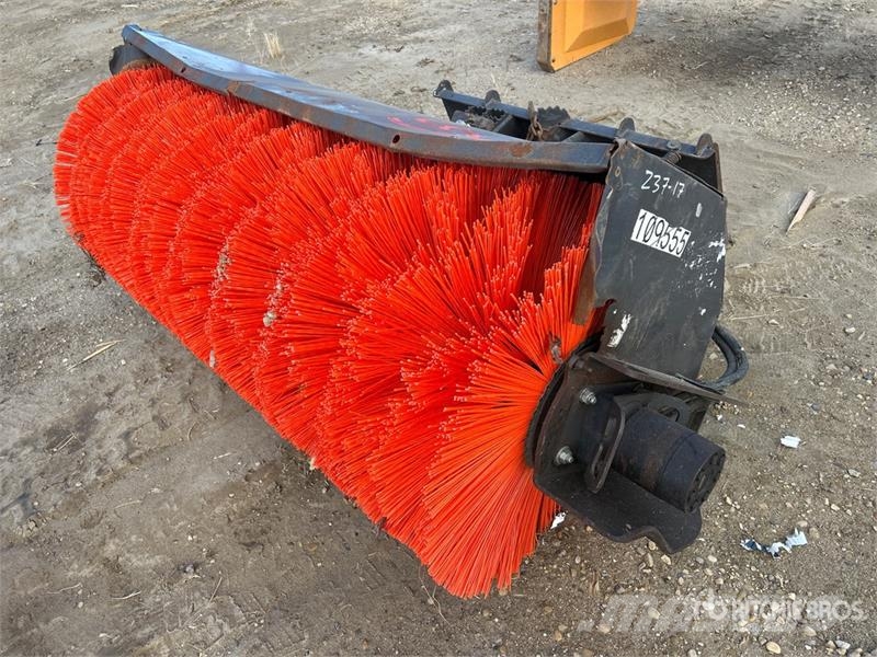 PALADIN 22072MM-0022 72 in Skid Steer Sweeper Balayeuse / Autolaveuse