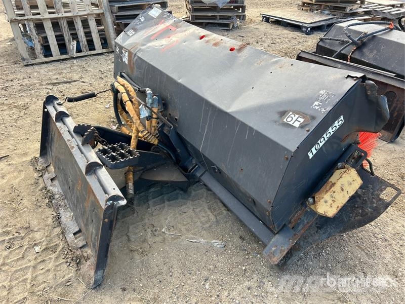 PALADIN 22072MM-0022 72 in Skid Steer Sweeper Balayeuse / Autolaveuse