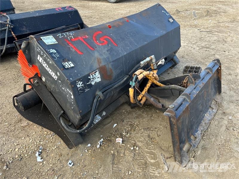 PALADIN 22072MM-0022 72 in Skid Steer Sweeper Balayeuse / Autolaveuse