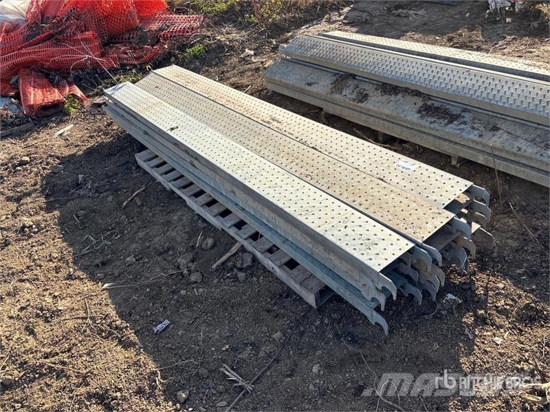 Pallet of 10 ft Scaffold Planks مكونات أخرى