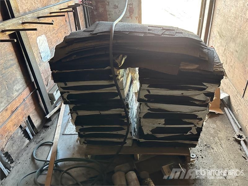  Pallet of Shingles/Black IKO Ultra Lock 25 المصاعد والرافعات المادية