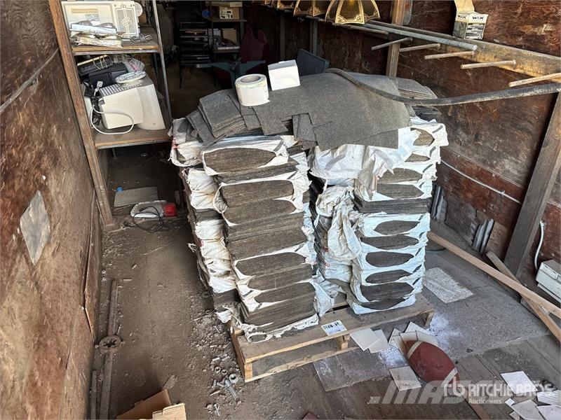  Pallet of Shingles/Black IKO Ultra Lock 25 المصاعد والرافعات المادية