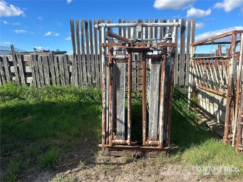 Pearson Livestock Equipment Squeeze Chute Landbrug - Andet