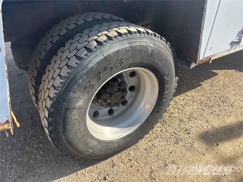 Peterbilt 337 Motrici cisterna