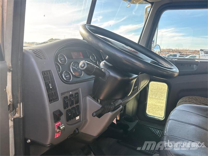 Peterbilt 337 Motrici cisterna