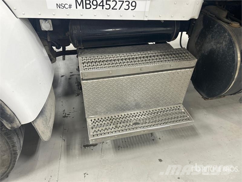 Peterbilt 348 Flatbed / Dropside trucks