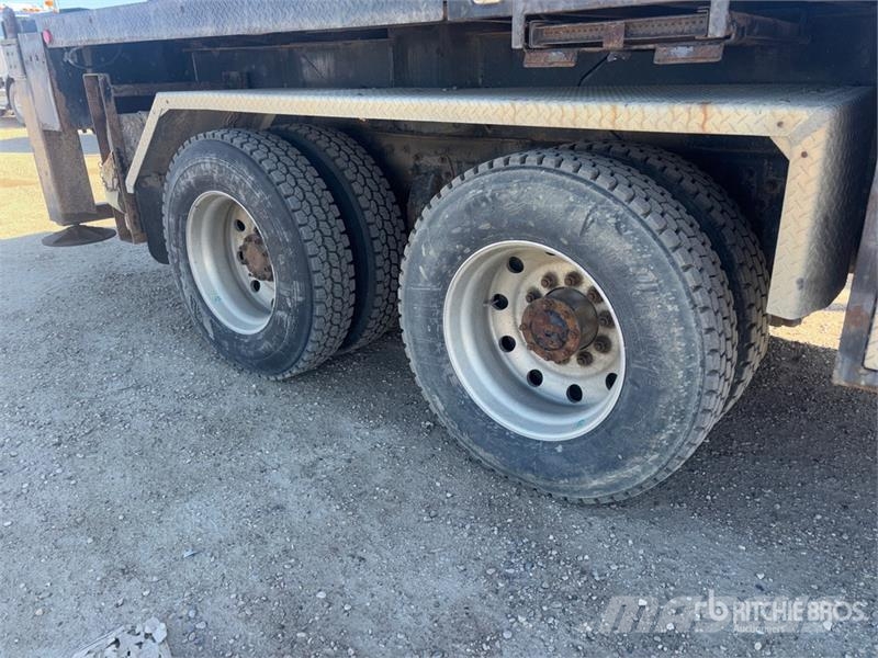 Peterbilt 357 Lastbil med kran