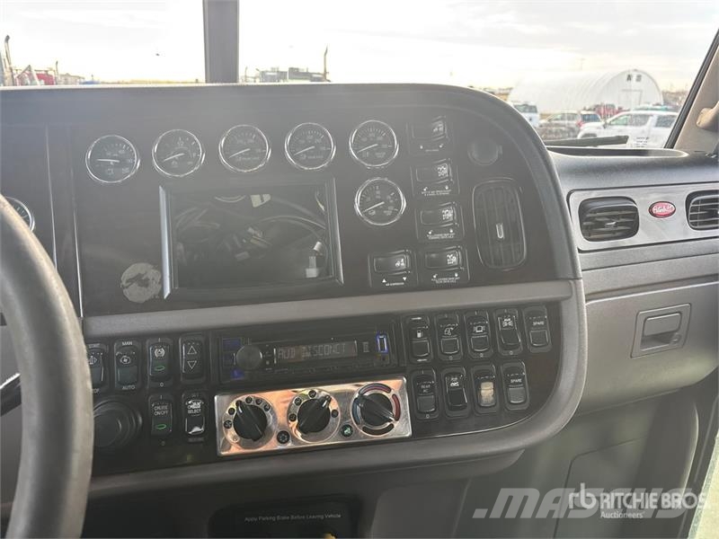 Peterbilt 367 8x6 Sleeper Winch Truck Evakuators ar manipulatoru