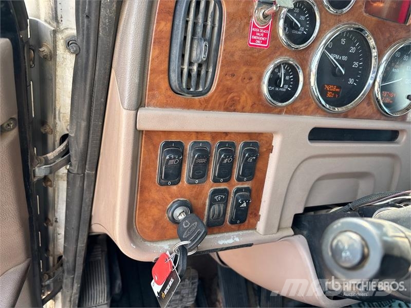 Peterbilt 367 8x6 Sleeper Cab and Chassis Кабіни