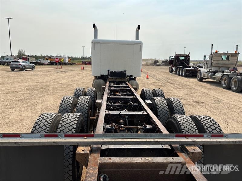 Peterbilt 367 8x6 Sleeper Cab and Chassis Кабіни