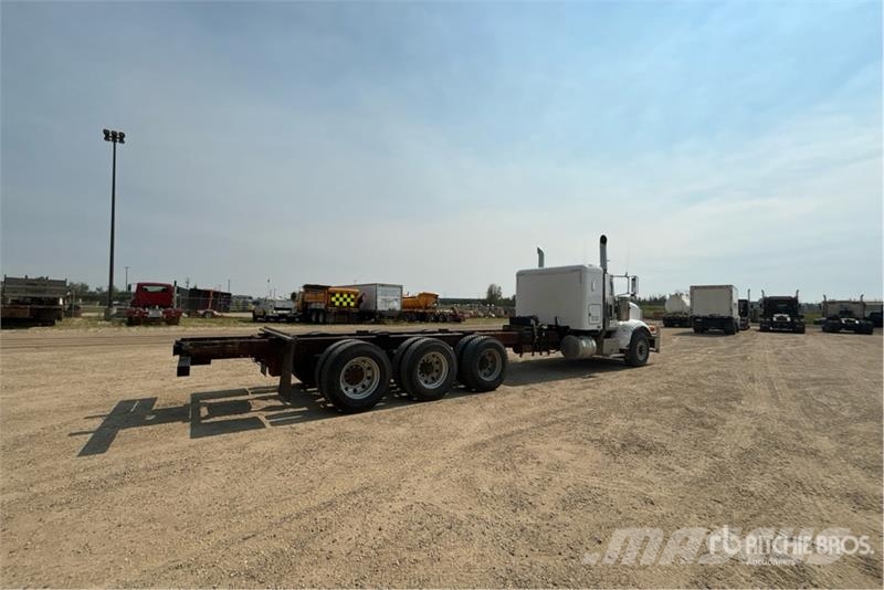 Peterbilt 367 8x6 Sleeper Cab and Chassis Кабіни