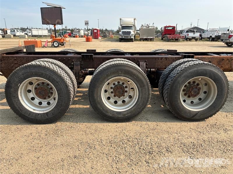 Peterbilt 367 8x6 Sleeper Cab and Chassis Кабіни