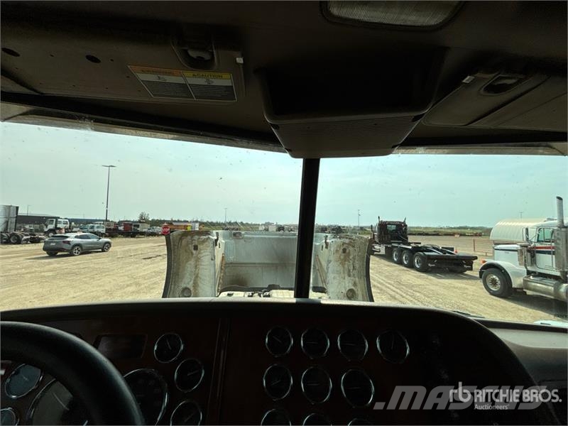 Peterbilt 367 8x6 Sleeper Cab and Chassis Кабіни