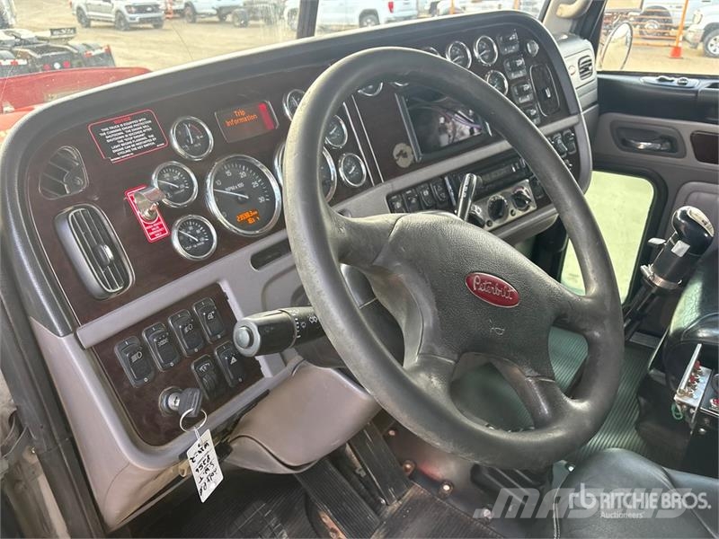 Peterbilt 367 8x6 Sleeper Winch Truck Evakuators ar manipulatoru