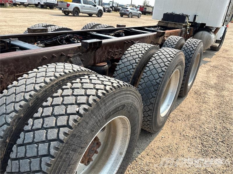 Peterbilt 367 8x6 Sleeper Cab and Chassis Кабіни
