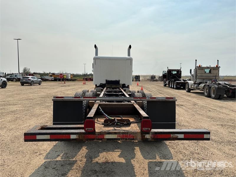 Peterbilt 367 8x6 Sleeper Cab and Chassis Кабіни
