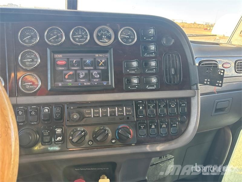 Peterbilt 367 T/A Sleeper Winch Truck Vyprošťovací vozidla