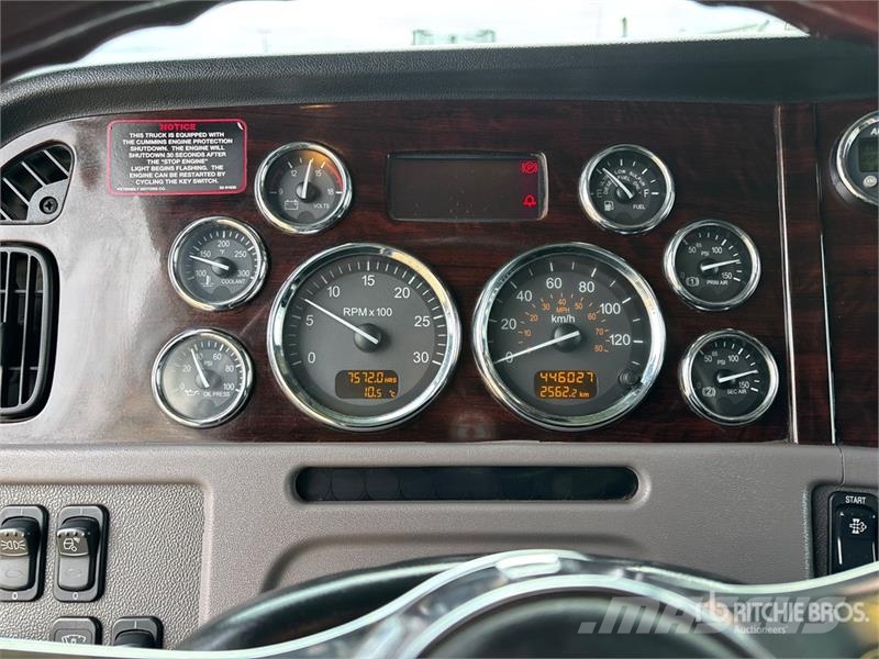 Peterbilt 388 牵引车