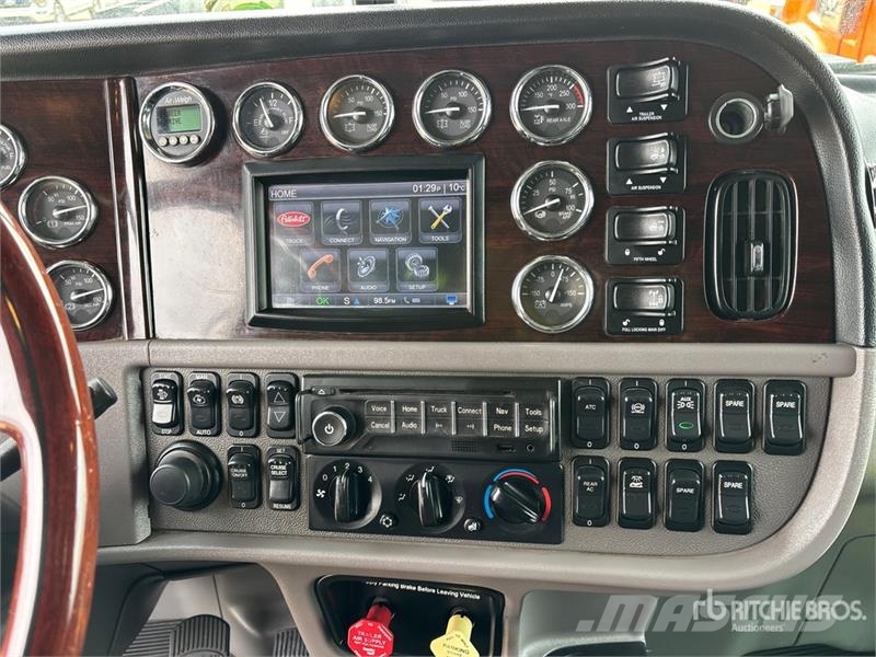 Peterbilt 388 牵引车