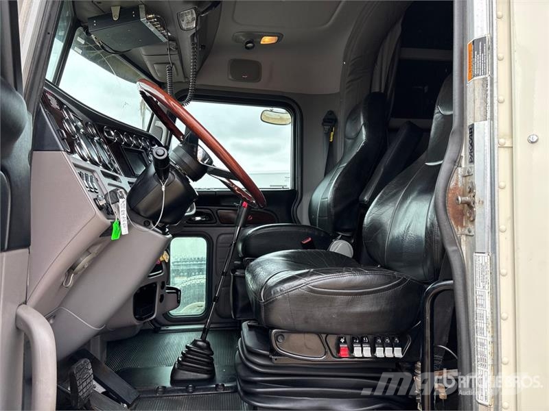 Peterbilt 388 牵引车