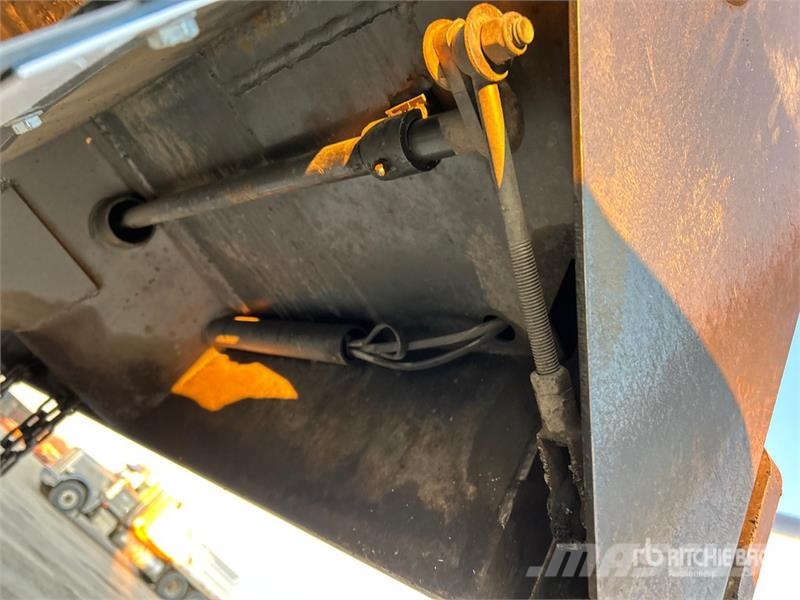 Peterbilt 389 6x4 T/A Dump Truck شاحنات قلابة