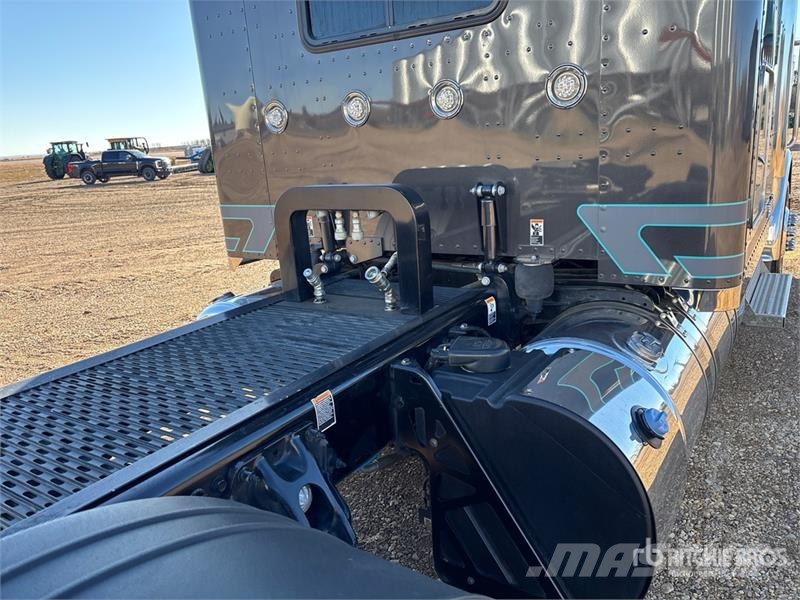 Peterbilt 389X 6x4 T/A Sleeper Truck Tractor Cabezas tractoras