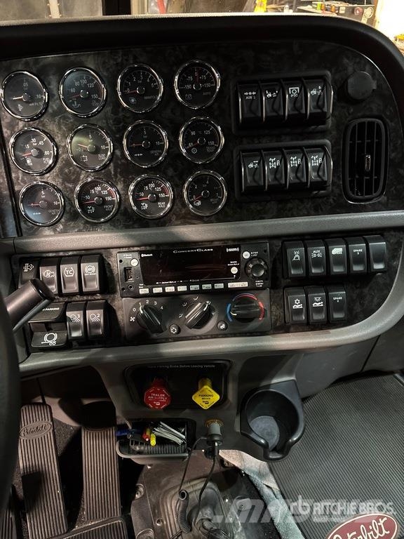 Peterbilt 389X 6x4 T/A Sleeper Truck Tractor Ťahače