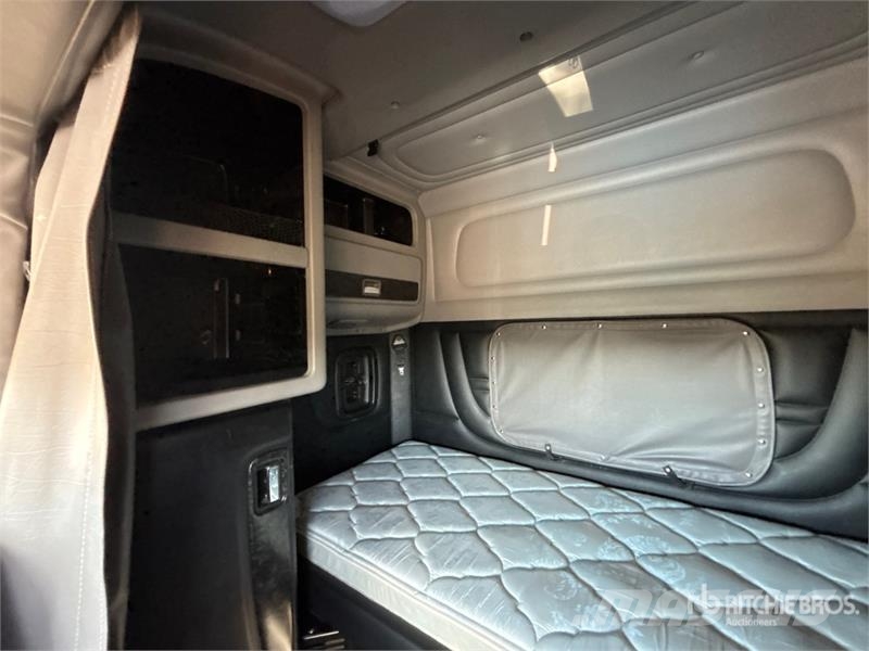 Peterbilt 389X 6x4 T/A Sleeper Truck Tractor Cabezas tractoras