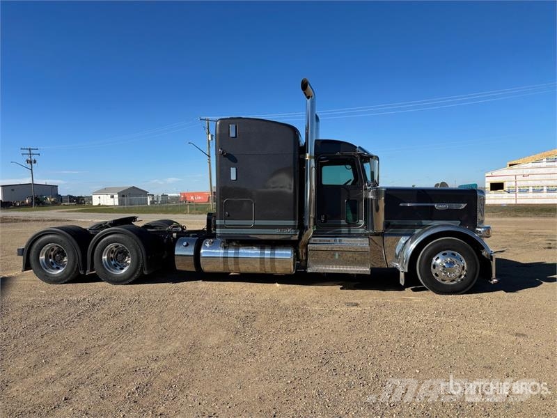 Peterbilt 389X 6x4 T/A Sleeper Truck Tractor Ťahače