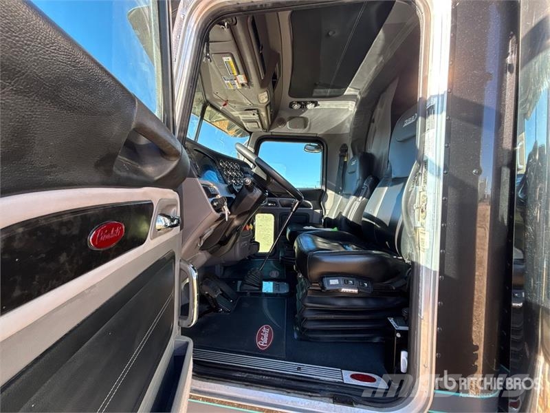 Peterbilt 389X 6x4 T/A Sleeper Truck Tractor Cabezas tractoras