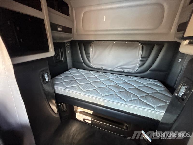 Peterbilt 389X 6x4 T/A Sleeper Truck Tractor Cabezas tractoras