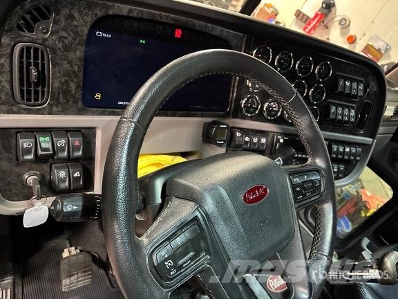 Peterbilt 389X 6x4 T/A Sleeper Truck Tractor Ťahače