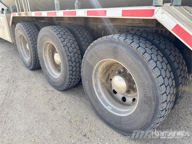 Peterbilt 567 4200 gal 8x6 Sleeper Tanker Truck Tovornjaki cisterne