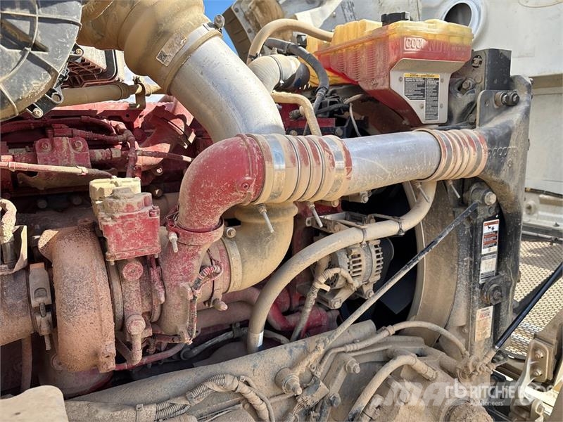 Peterbilt 567 4200 gal 8x6 Sleeper Tanker Truck Tovornjaki cisterne